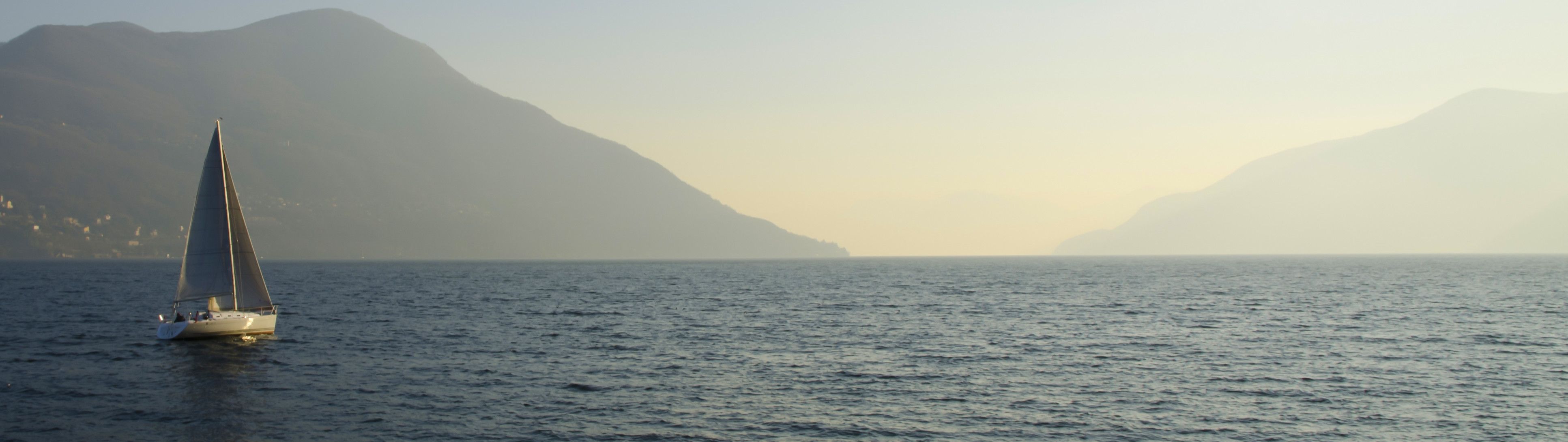 voilier sur la mer avec montage à l'horizon