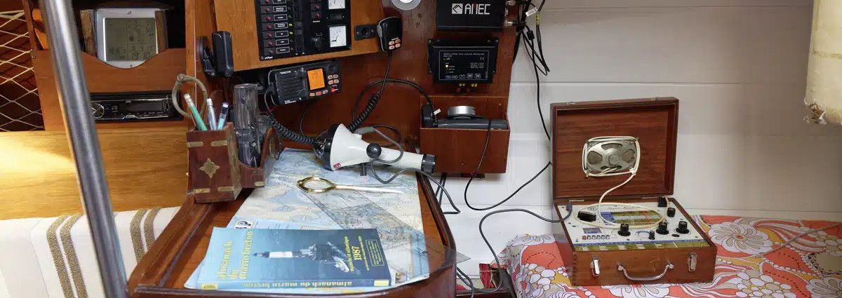 une table à carte dans un voilier