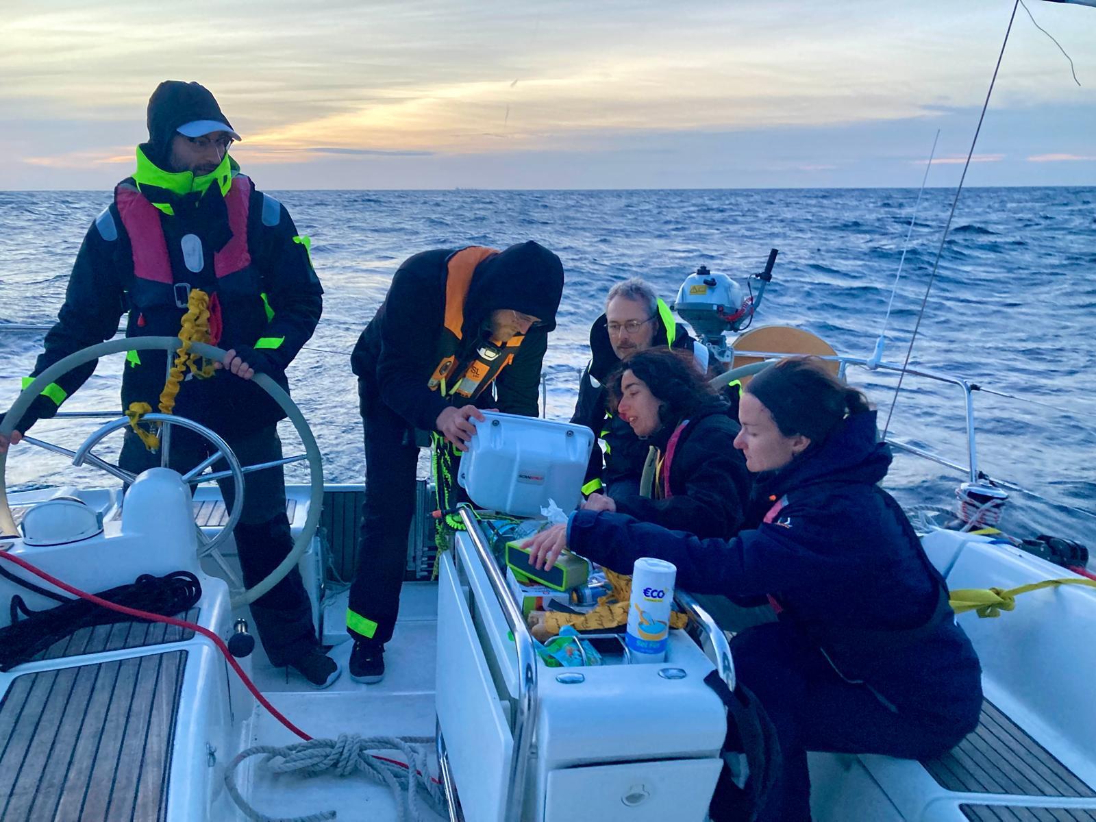 equipage apprenant à se servir d'un instrument de navigation